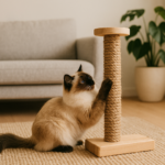 Gato de estimação brincando com arranhador de madeira rústica em uma sala de estar moderna e iluminada