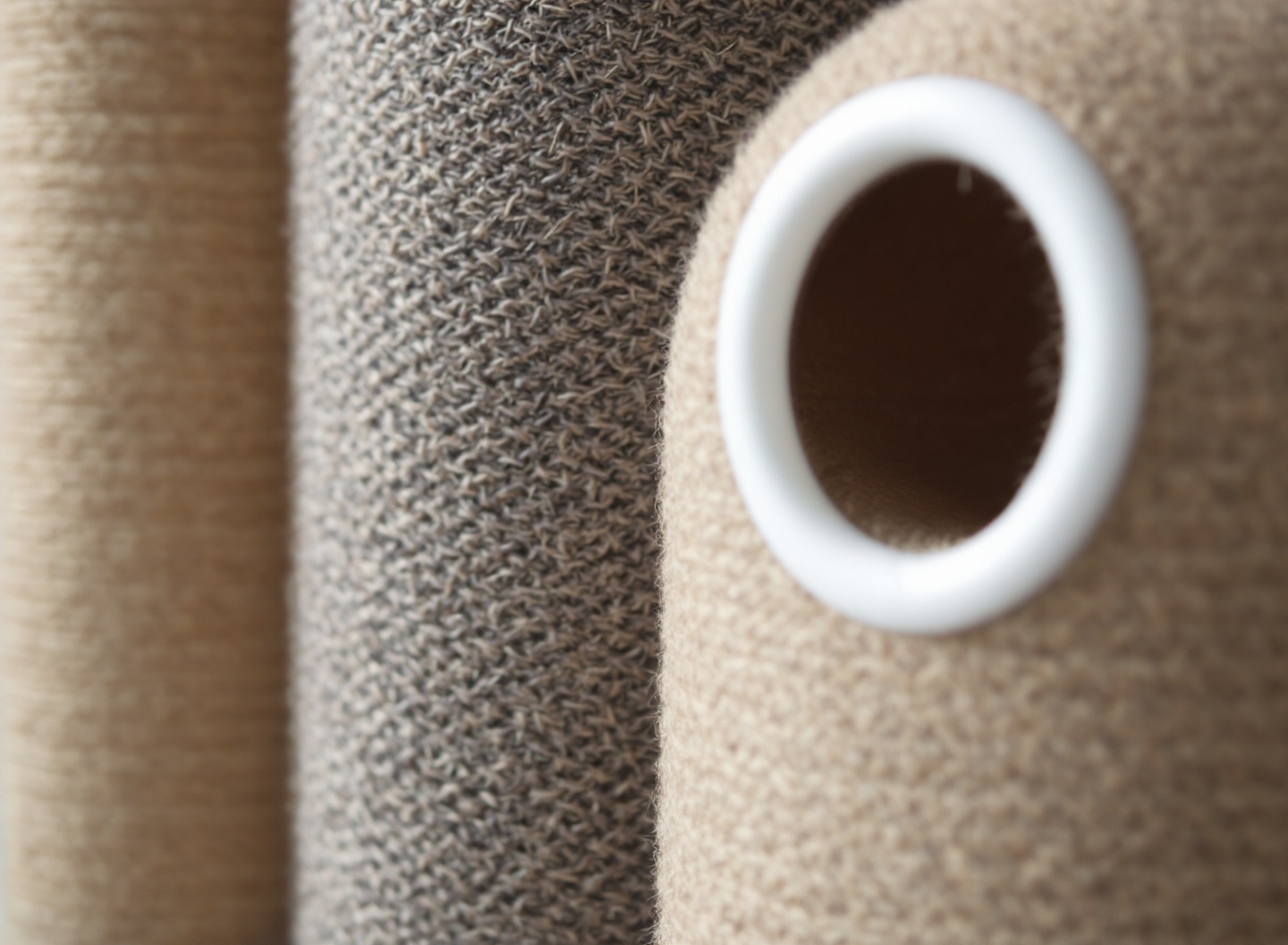 Enriquecimento ambiental para gatos com arranhadores sisal, brinquedos texturizados e comedouros interativos