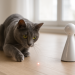 Gato brincando com brinquedo tecnológico de laser em sala minimalista